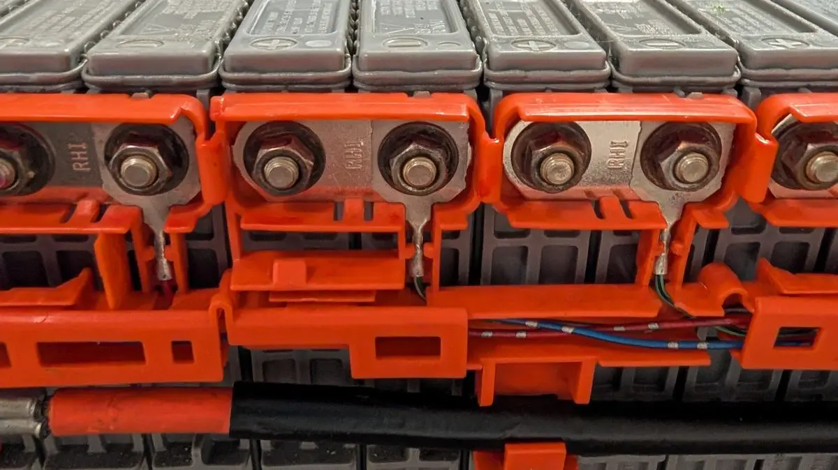 Después: busbar nickel-plated limpio